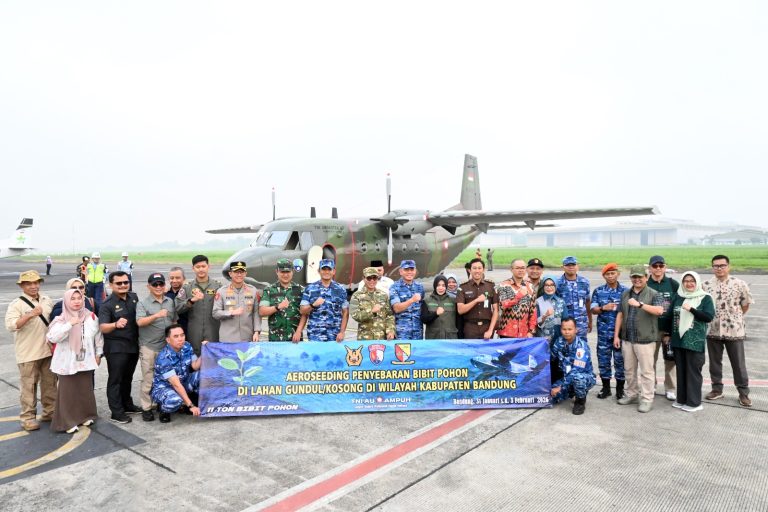 Lanud Sulaiman Kolaborasi dengan Pemda Kabupaten Bandung Tebar Benih Pohon Melalui Udara
